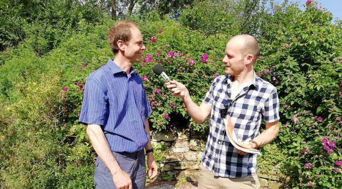 Der SWR interviewt den Arbeitskreis Naturnahes Grün zum Naturschaugarten und zum Artenschutz. Von li. n. re : Christoph Weinrich vom AK und Dominik Bartoschek vom SWR